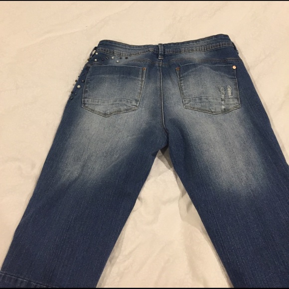 Distressed and beaded size 30 waist cropped jeans. - Picture 5 of 7